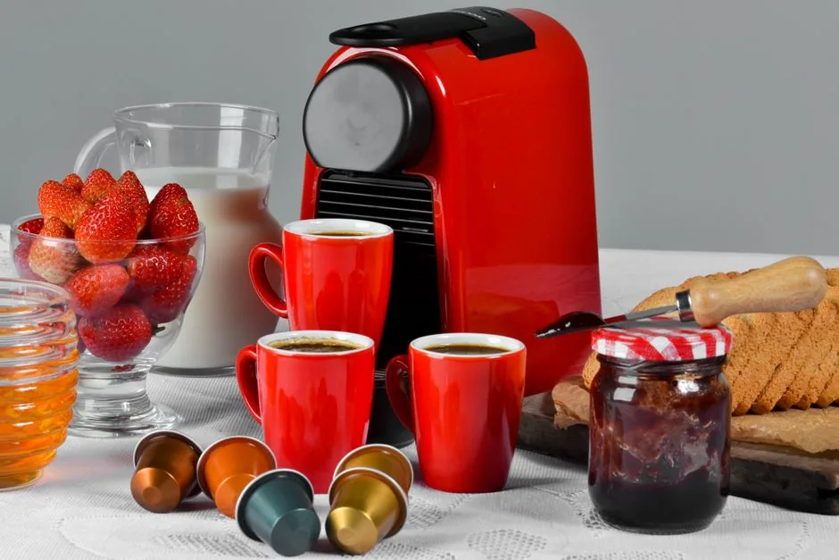 Cafetera de cápsulas con espumador de leche: a quién le compensa